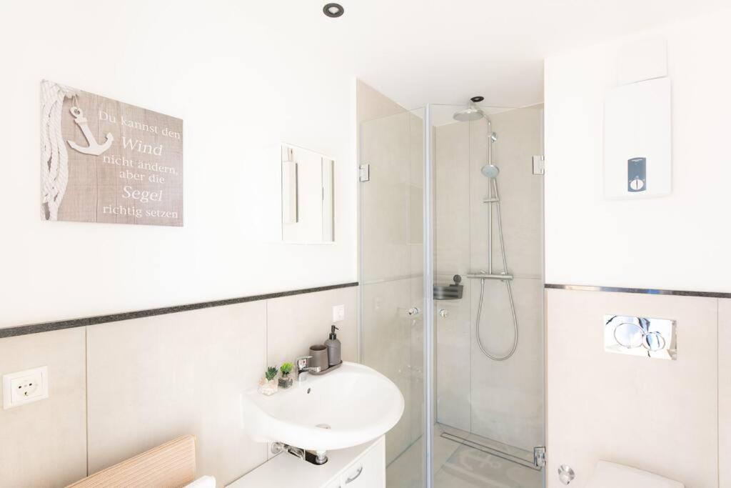 - Sea Apartment Duisburg Center & Parking Spaces & Kingsize Bett - Central Station Hbf - Buitenkant foto